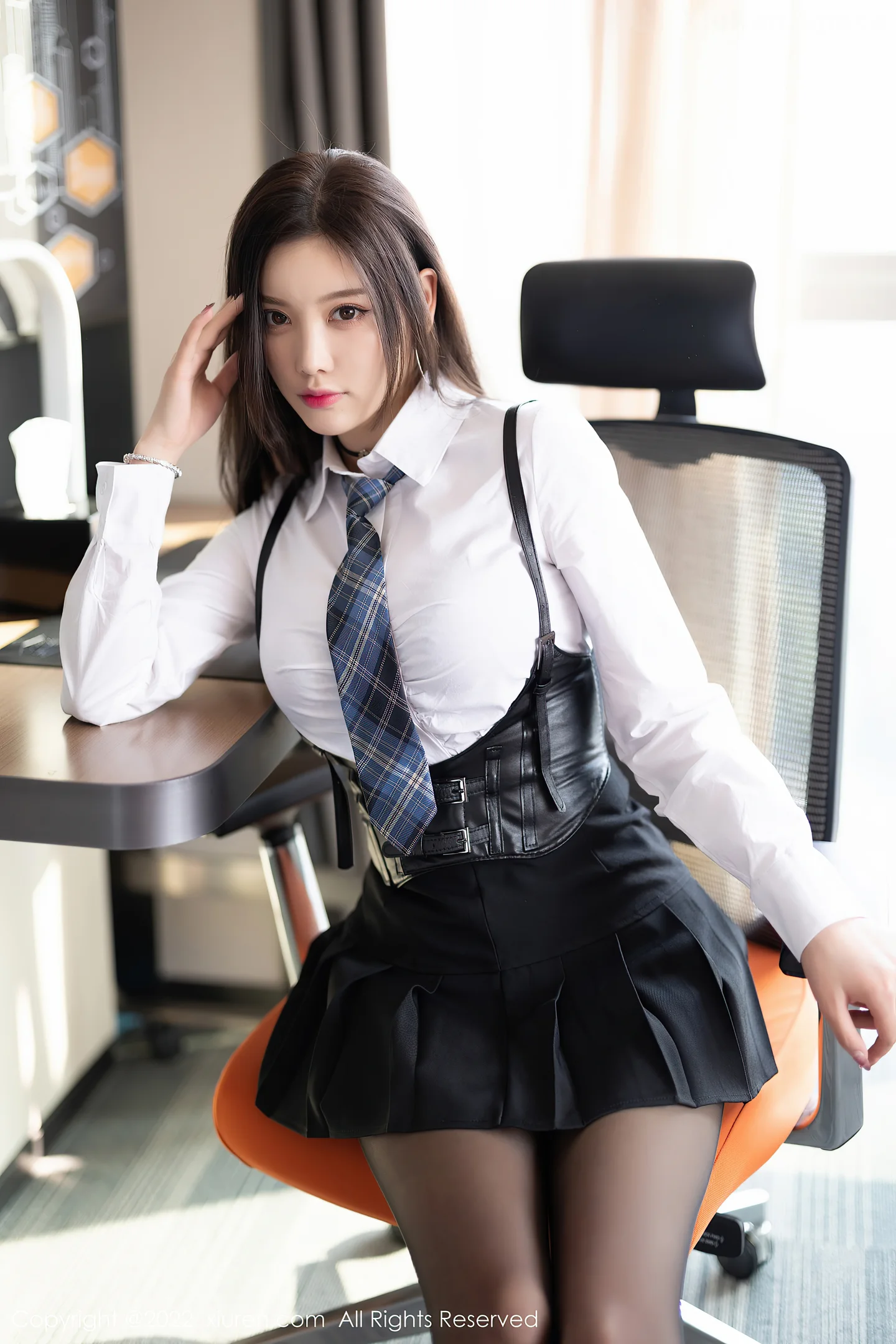 图片[5]-[XiuRen秀人网]VOL.4856 女神杨晨晨Yome性感白T配黑短裙半脱露黑色蕾丝内衣诱惑写真80P-秀人网官方网站